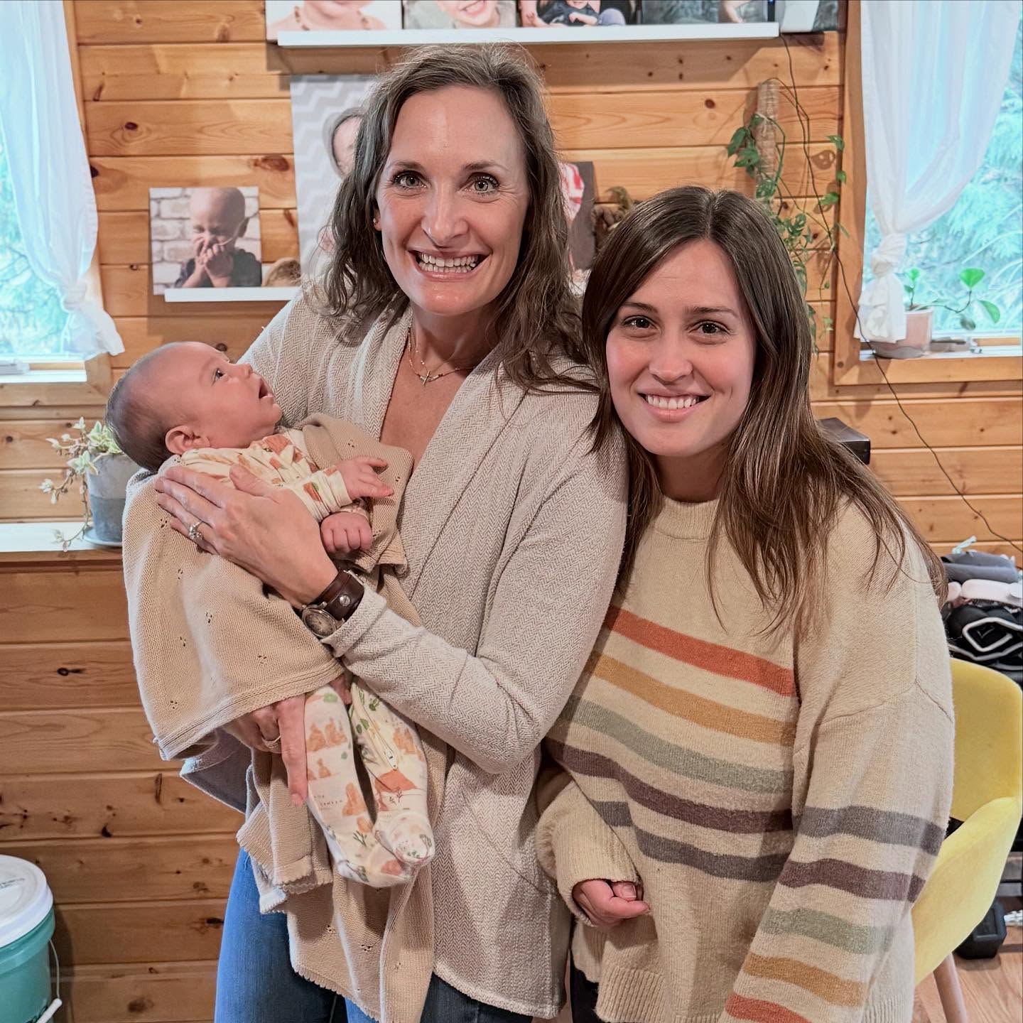 💚The 6-week final postpartum visit is one of Midwife Stephanie’s least favorite parts of the job 😢🥹-saying farewell to a blessed client and her family after nearly a year of care is so bittersweet. We bond. We connect. We watch older siblings grow. To get to witness this mamma reclaim trust in her body and achieve the birth she dreamed of was pure magic. ✨We are honored to have walked this journey with her.
#Midwifery #BirthStory #GratefulHeart #BlessedMidwife #GreenStorkMN #Homebirth #WaterBirth #KnowYourOptions #EmpowetYourself #CPM #NorthernMNBirth