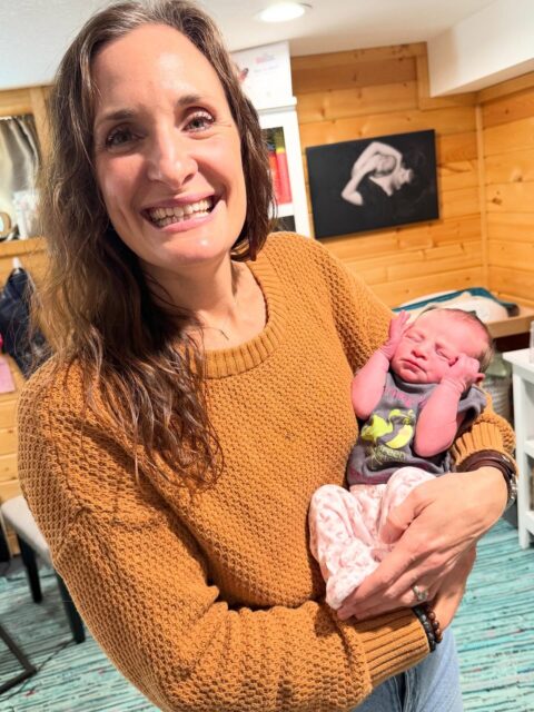 Our optional one-week postpartum visits are truly special!This hour-long appointment gives us dedicated time to:✅Check in and see how everyone is adjusting
✅Process your birth story
✅Take a close look at breastfeeding and offer support
Answer all your lingering questions
✅Weigh baby and track their progress
✅Talk about how mom is coping with all the beautiful (and sometimes overwhelming) changesIt’s such a meaningful moment to slow down, connect, and make sure you’re feeling supported as you step into this new chapter. 💕This beauty arrived dressed to impress and her momma couldn’t wait to snap a pic. It’s always my favorite when I get sneak a snuggle in.
#PostpartumCare #midwiferycare #NewMomSupport #BreastfeedingSupport #greenstorkmn
